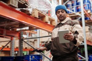 man working in warehouse 300x200 - man working in warehouse
